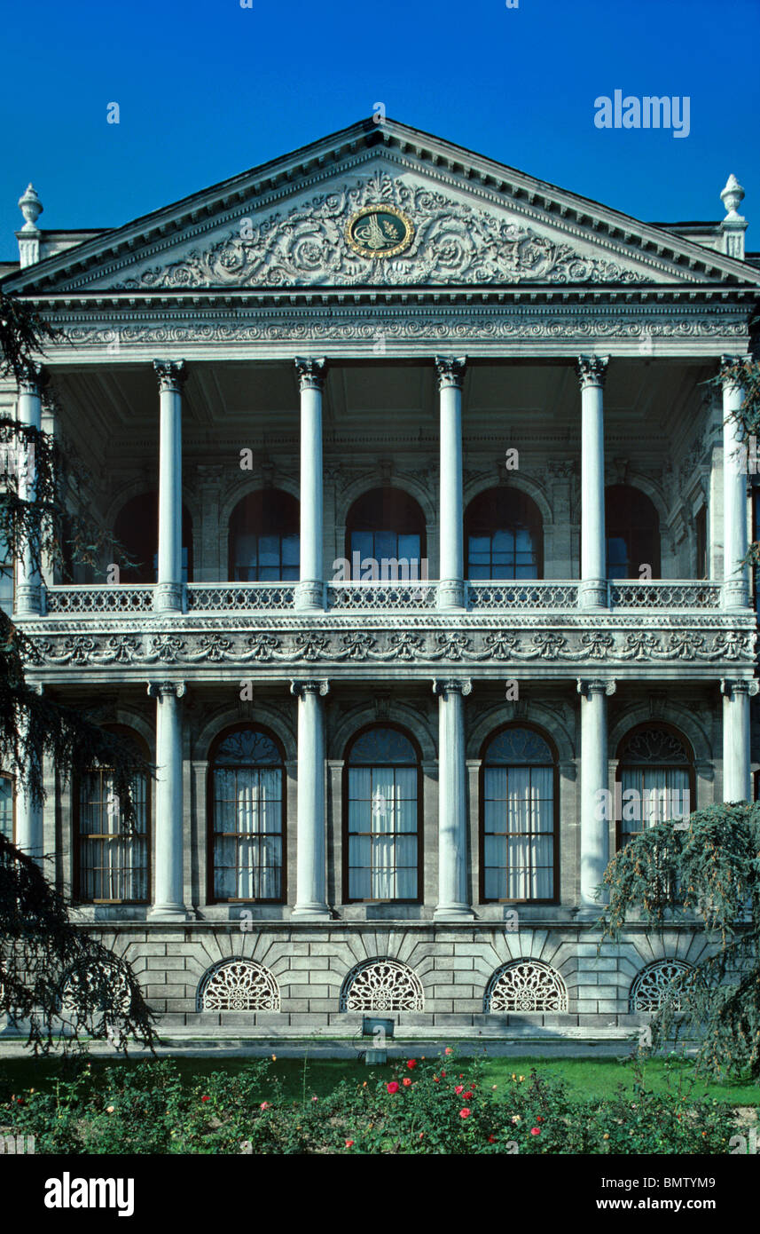 Façade de la salle du trône du Palais de Dolmabahçe (1856), le Sultan's Royal ou résidence impériale, Istanbul, Turquie Banque D'Images