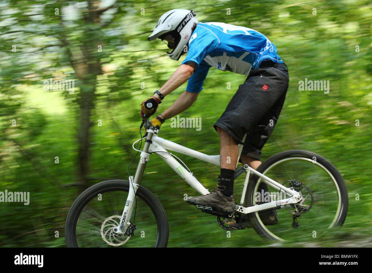 Vélo de montagne vtt de descente au cours de la race à Szczyrk, montagnes des Beskides, en Pologne. Banque D'Images