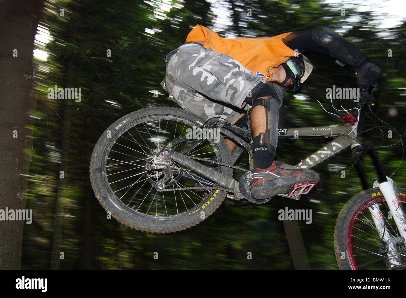 Vélo de montagne vtt de descente au cours de la race à Szczyrk, montagnes des Beskides, en Pologne. Banque D'Images
