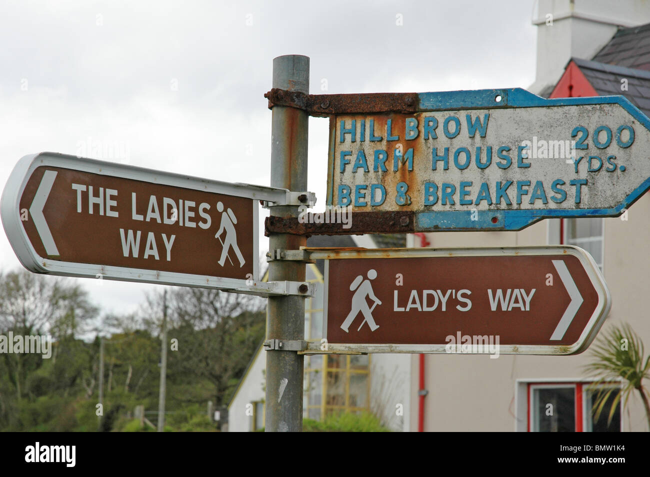 Poteau de signalisation indiquant la façon Mesdames et Lady's Way sur un poste. Kilmackillogue, Tuosist, comté de Kerry. Banque D'Images