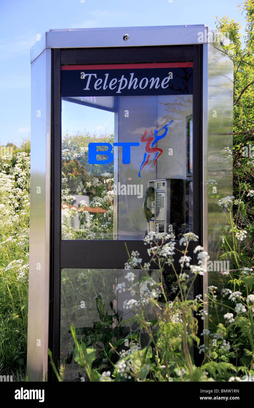 BT phone box avec logo piper entouré par cow parsley Banque D'Images
