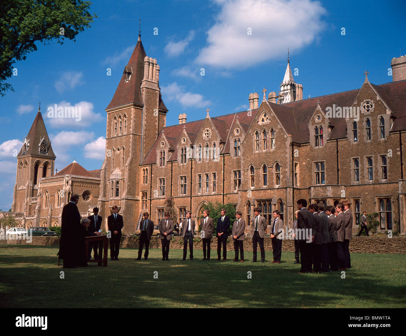 Chartreuse appel sur où les garçons sont lire leurs rapports d'activités par un maître, des années 1980. Banque D'Images