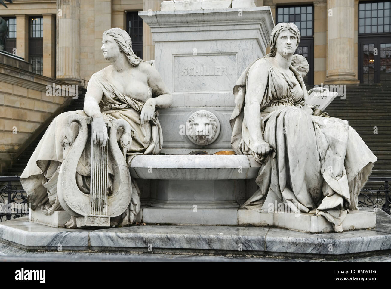 Figure allégorique par le Schiller Monument historique Gendarmenmarkt Berlin Allemagne Banque D'Images