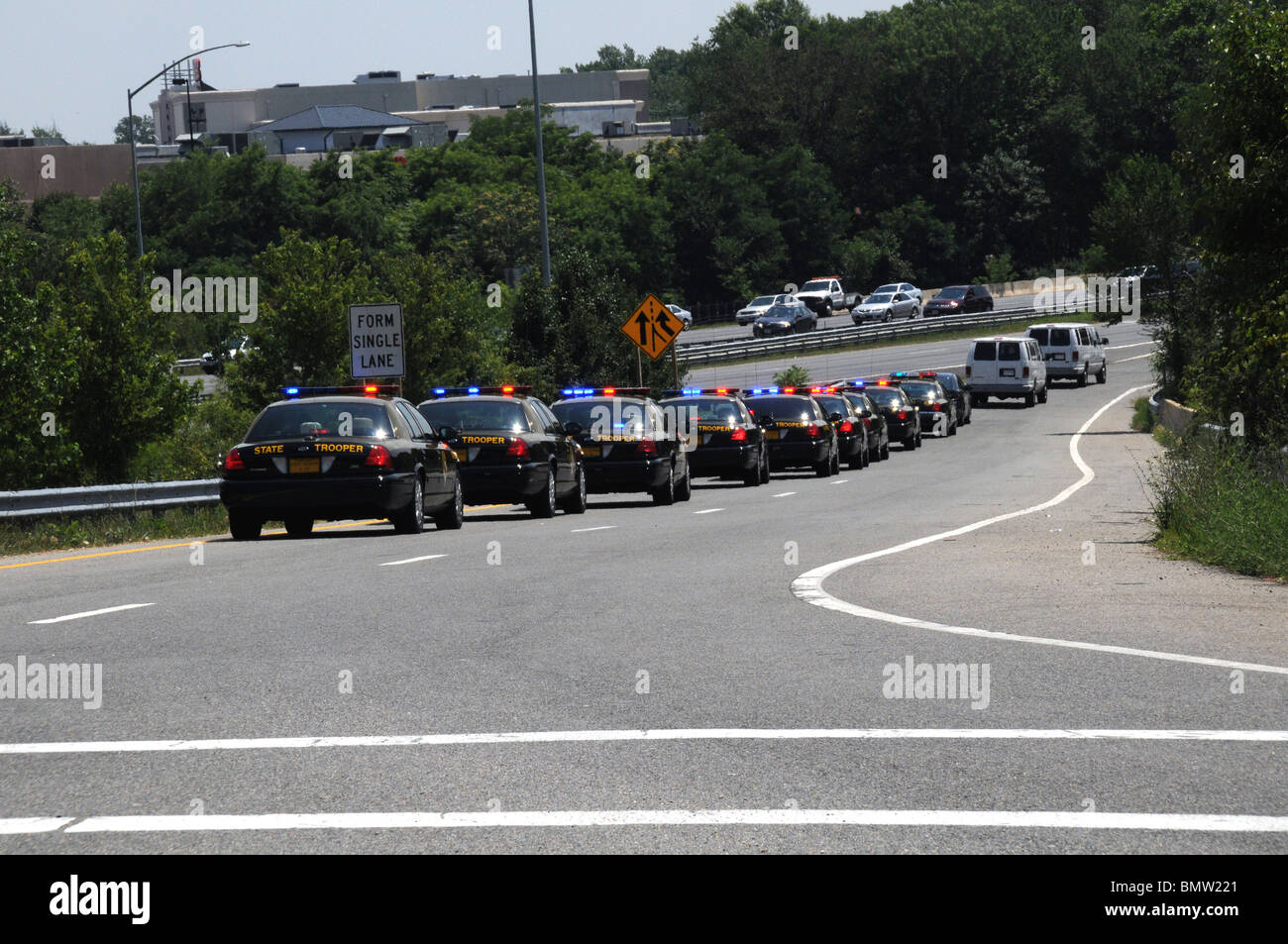 Le Maryland State Police voitures de police se prépare à arrêter le Capital Beltway pour les funérailles d'un soldat de l'état Banque D'Images