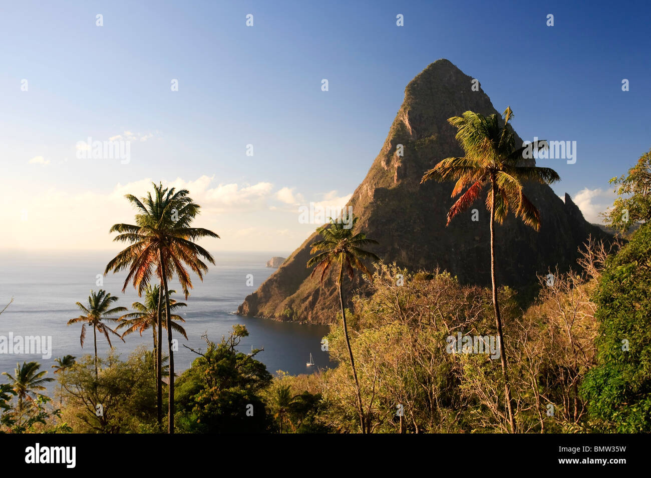 Caraïbes, St Lucia, Petit Piton, (Site du patrimoine mondial de l'UNESCO) et l'Anse des Pitons (plage Anse Jalousie) Banque D'Images