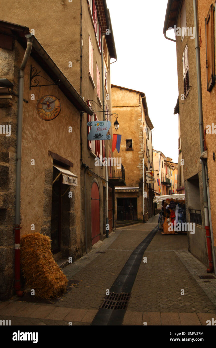 Les rues tranquilles du village de Castellane, Gorges du Verdon, Alpes de Haute Provence, France, Europe. Banque D'Images
