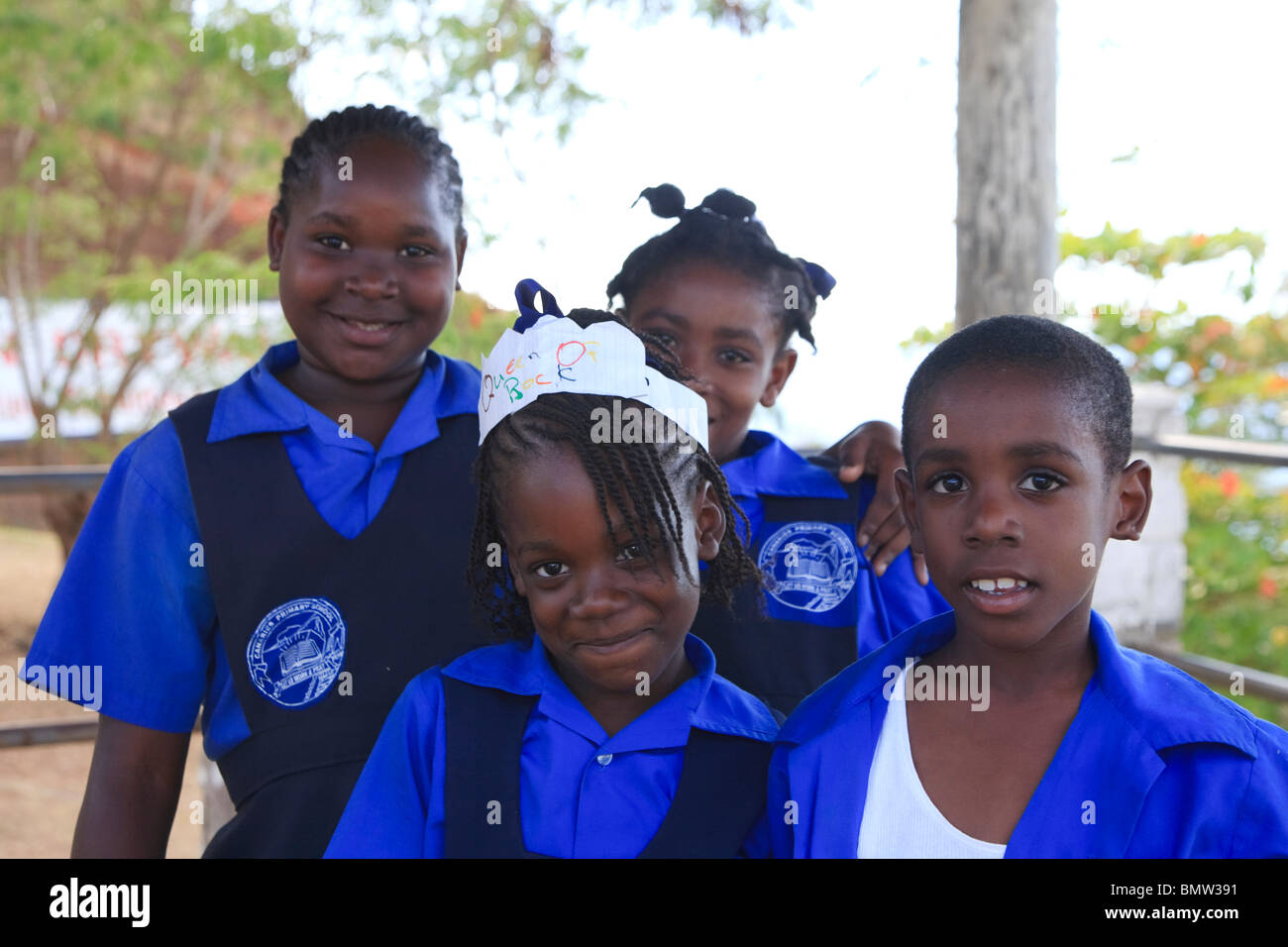 Caraïbes, St Lucia, les canaris, les enfants du Village Banque D'Images