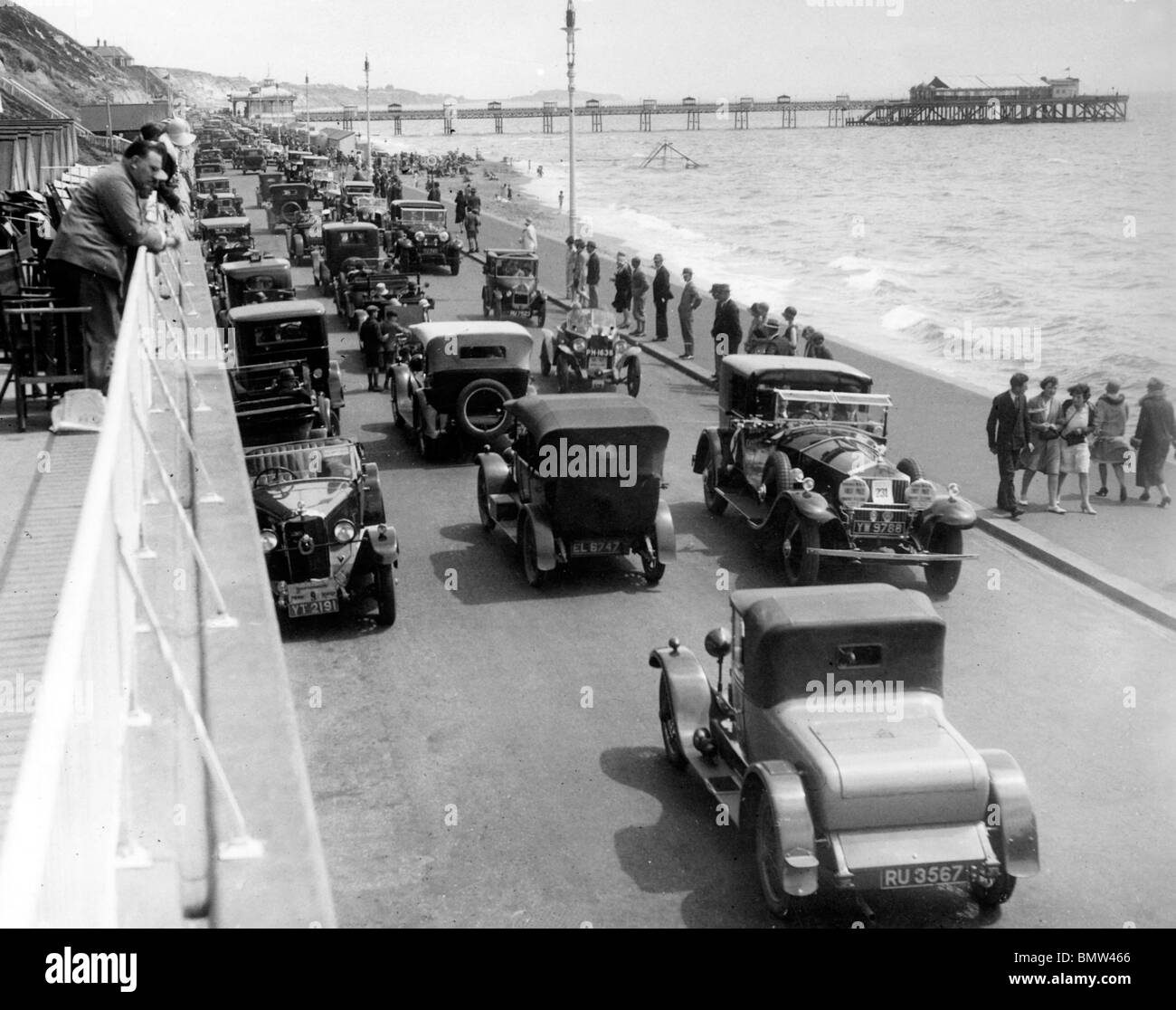 La circulation sur la promenade du front de mer à Bournemouth 1928 Banque D'Images