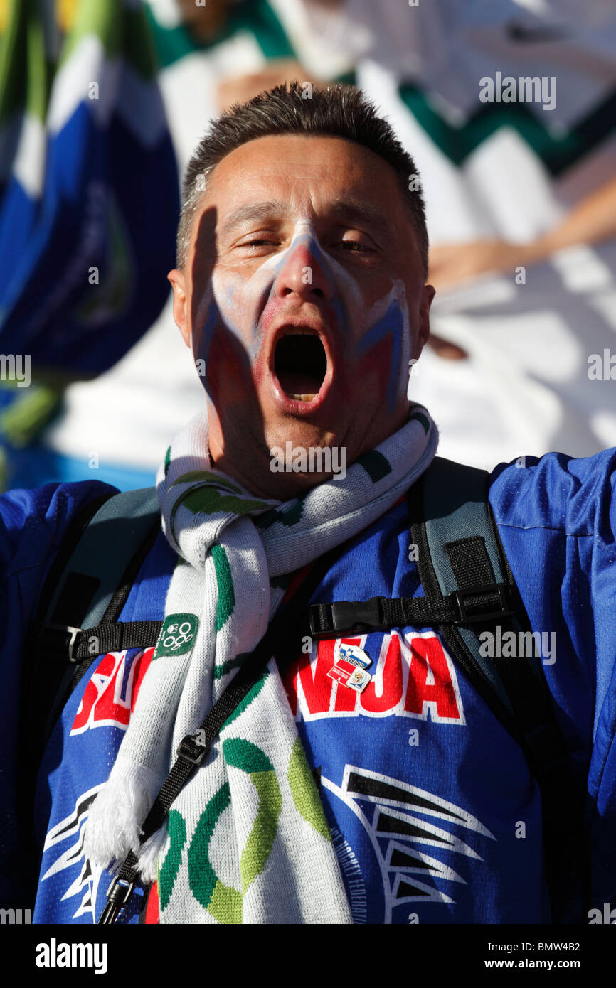 Partisan de la Slovénie à chanter lors d'une Coupe du Monde FIFA 2010 football match entre la Slovénie et les USA le 18 juin 2010. Banque D'Images