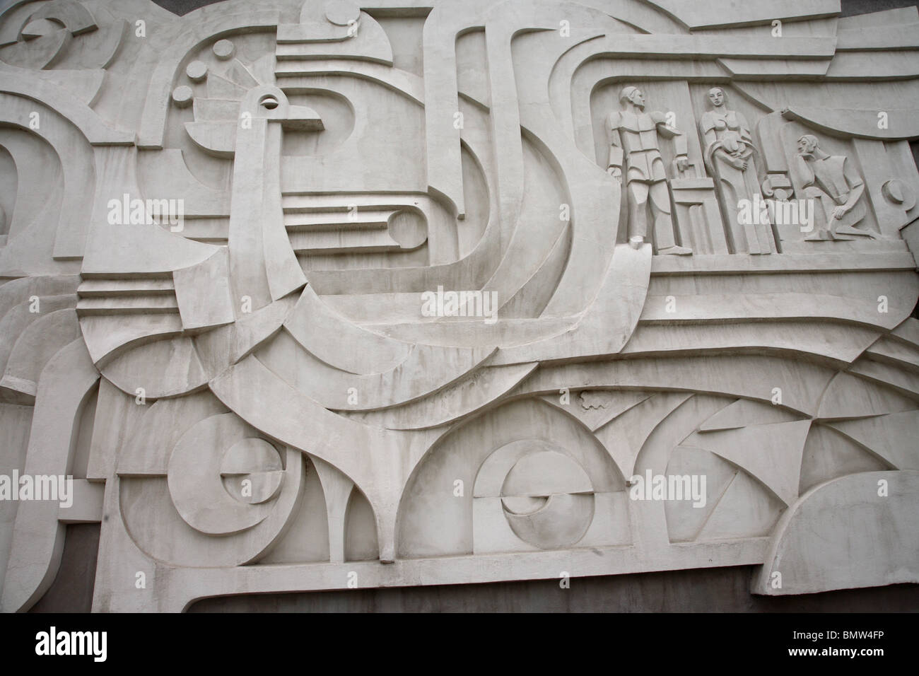 Sculpture relief décoratif sur le côté de l'aéroport de Bishkek, Kirghizistan, au Moyen-Orient. Banque D'Images