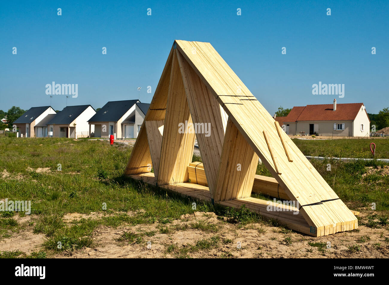 Fermes de toit en bois de la construction de logements nouveaux sur chantier - Indre-et-Loire, France. Banque D'Images