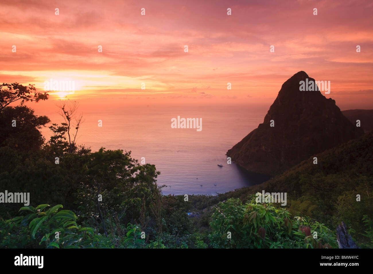 Caraïbes, St Lucia, Petit Piton et Anse des Pitons Beach Banque D'Images