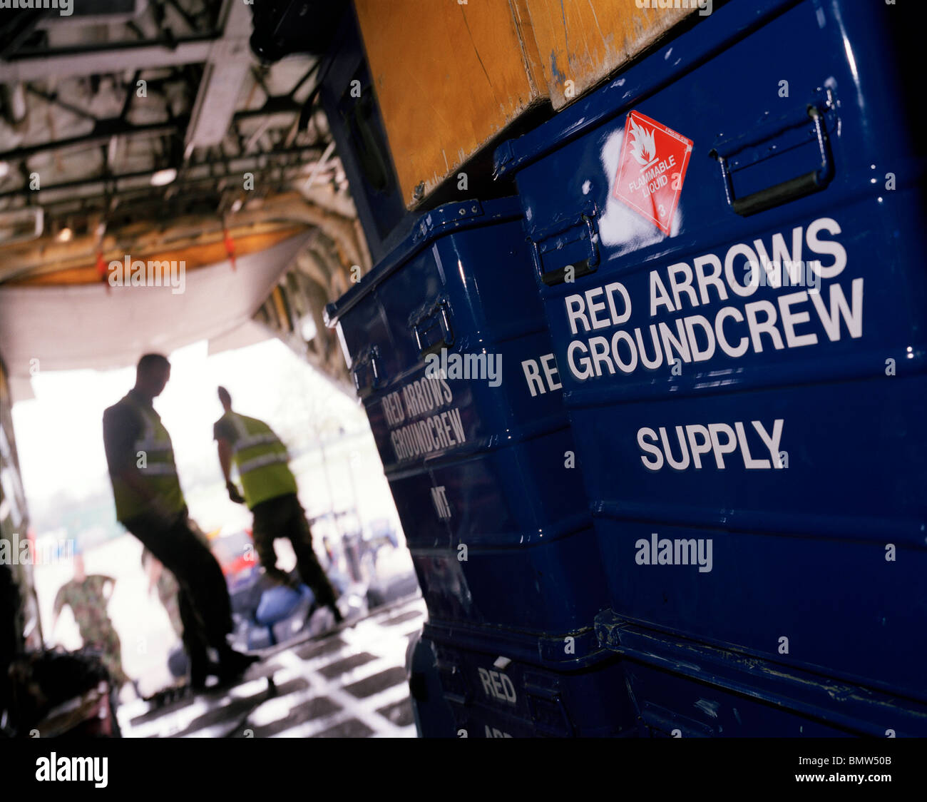 Les membres de la "Flèche Rouge" de la Grande-Bretagne, de l'équipe de voltige, superviser le chargement de pièces de rechange et les effets personnels dans un C-130. Banque D'Images