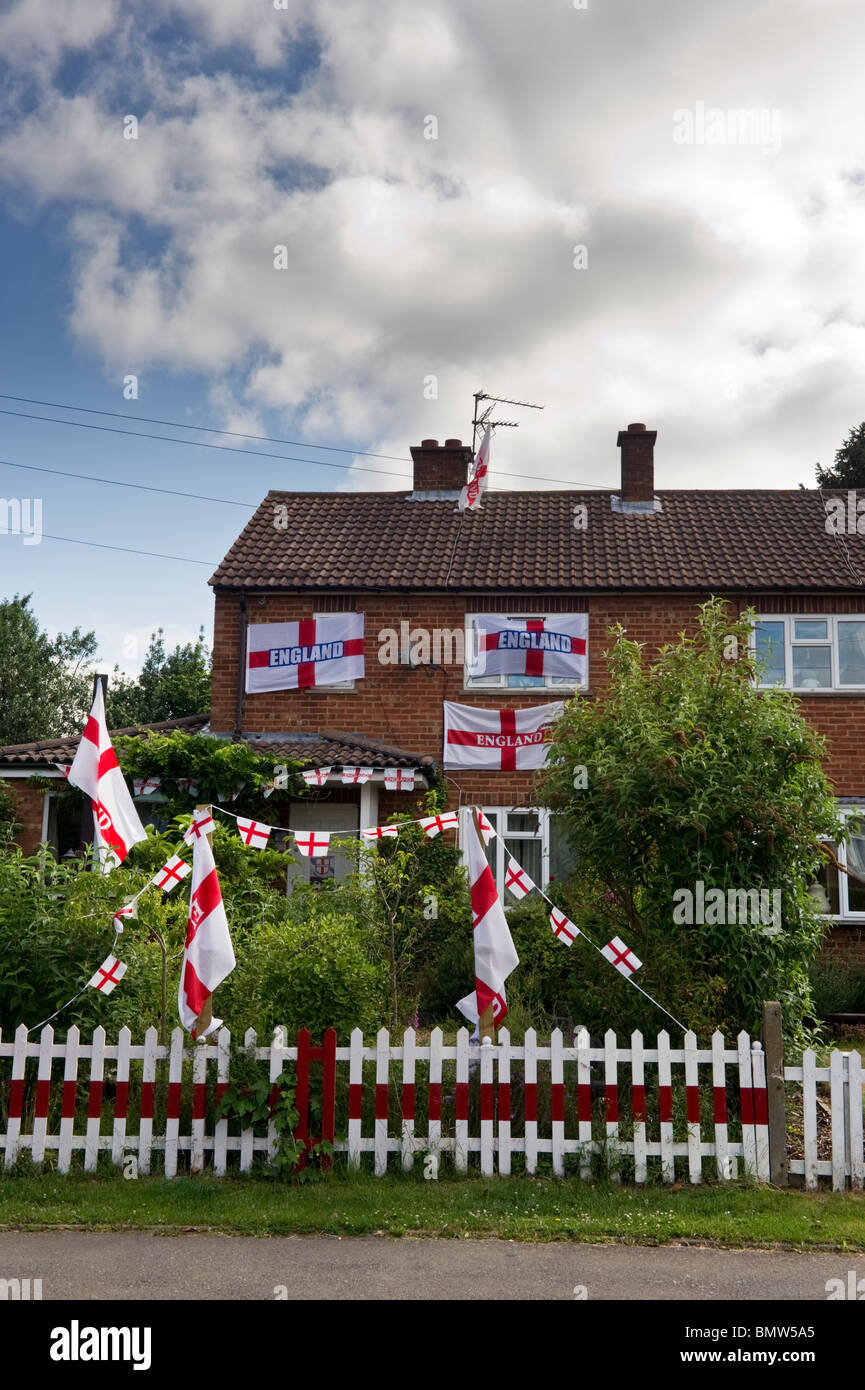 Une maison traditionnelle en brique et de la famille accueil couverts en anglais drapeaux soutenir l'équipe anglaise de football à la Coupe du Monde 2010 Banque D'Images