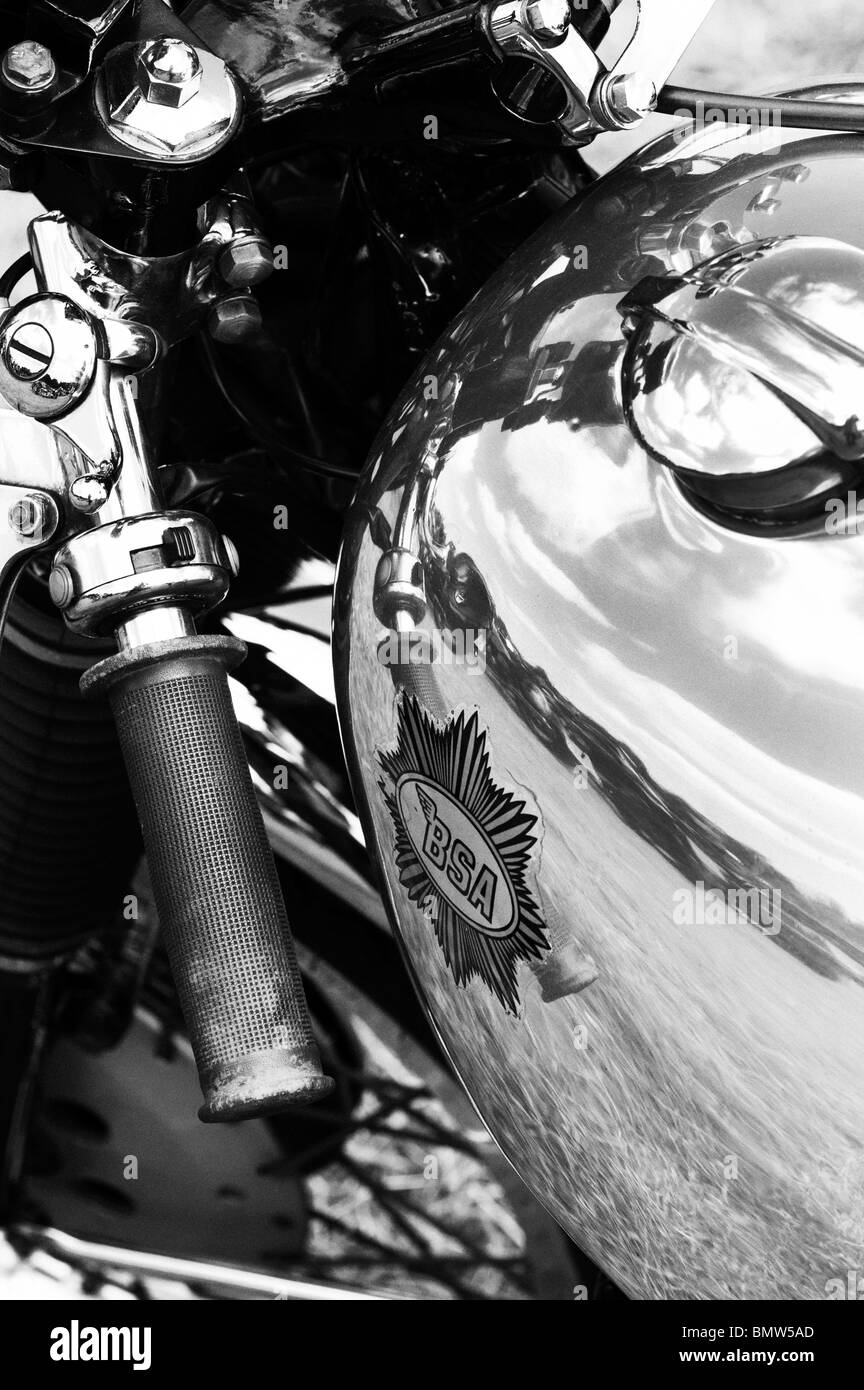 BSA cafe racer moto britannique classique, abstrait, réservoir chrome et d'un insigne. Monochrome Banque D'Images