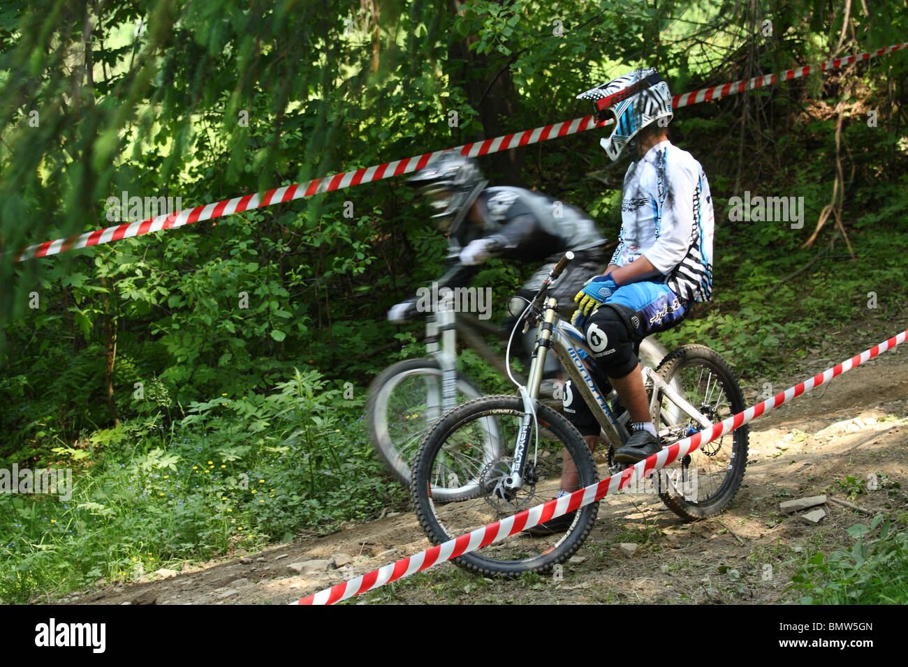 Vélo de montagne vtt de descente au cours de la race à Szczyrk, montagnes des Beskides, en Pologne. Banque D'Images