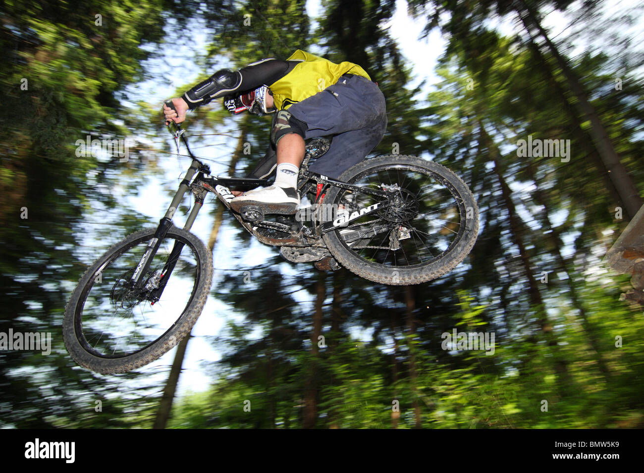 Vélo de montagne vtt de descente au cours de la race à Szczyrk, montagnes des Beskides, en Pologne. Banque D'Images