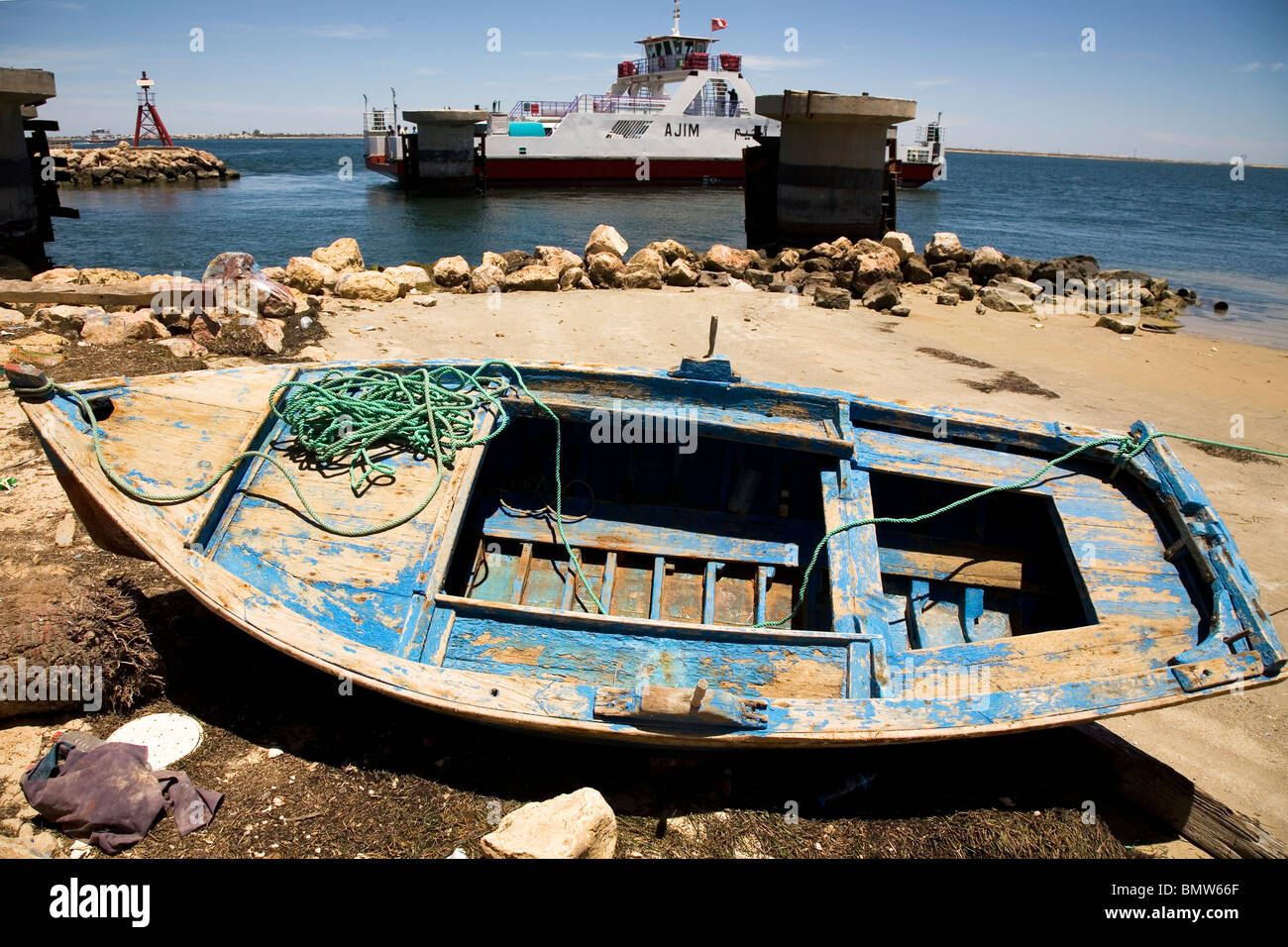 Un bateau à rames sur une plage en Tunisie. Banque D'Images