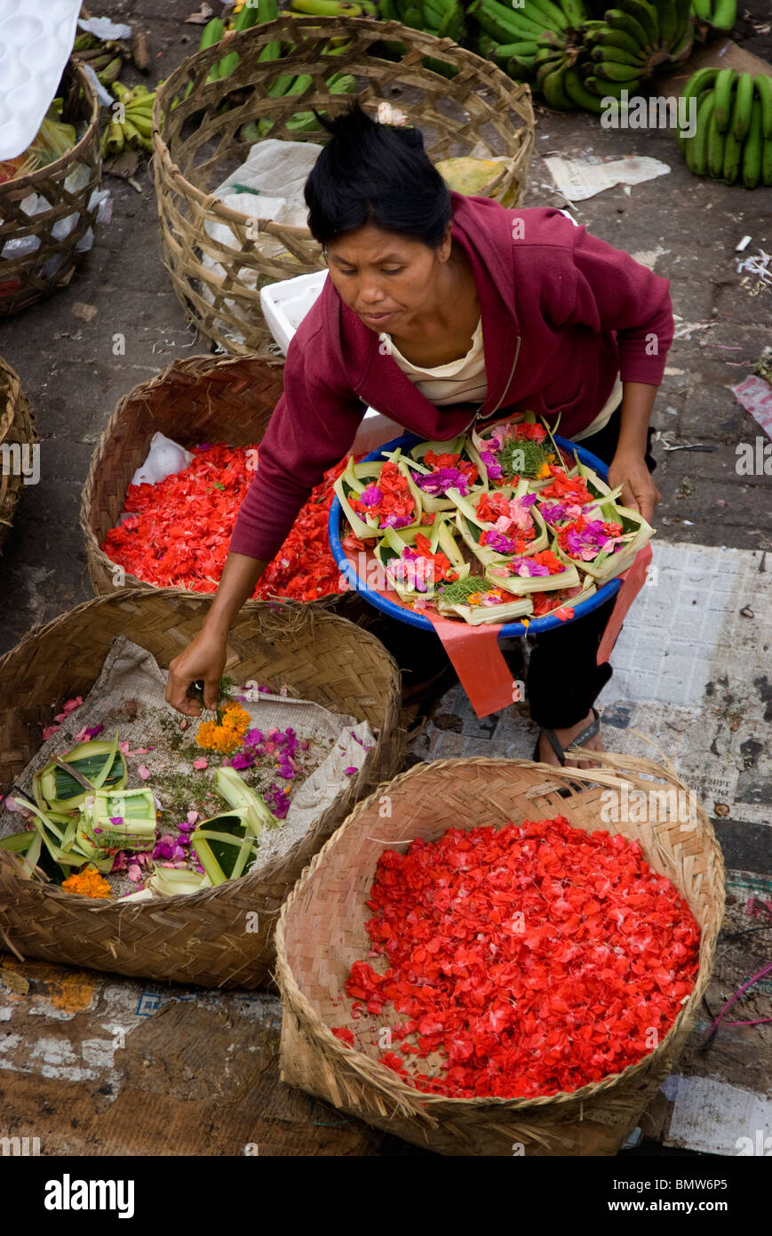 L'Ubud, Bali, marché public ouvre tôt et fournitures de fruits, légumes, et viandes pour les villageois locaux dans la région. Banque D'Images