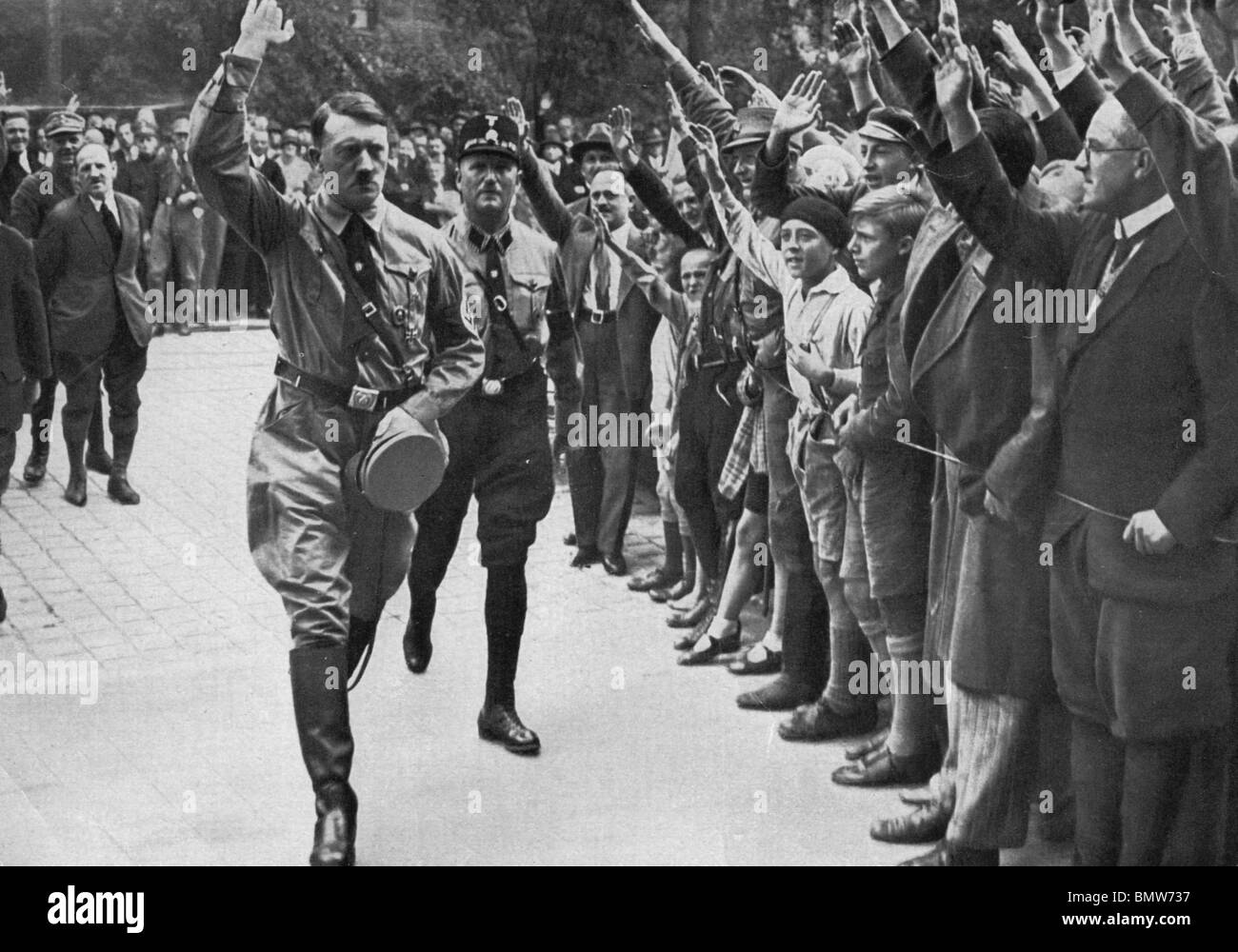 ADOLF HITLER arrive pour 4e Congrès Nazi de Nuremberg en 1937 Banque D'Images