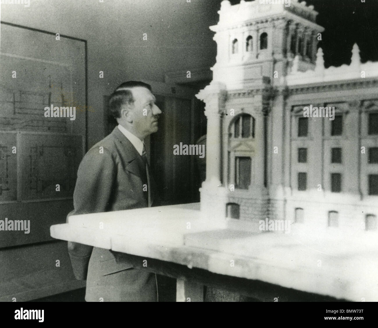 ADOLF HITLER se penche sur le modèle de l'Opéra de Berlin proposé lors d'une visite à l'architecte Nazi Brinkmann Woldemar Banque D'Images