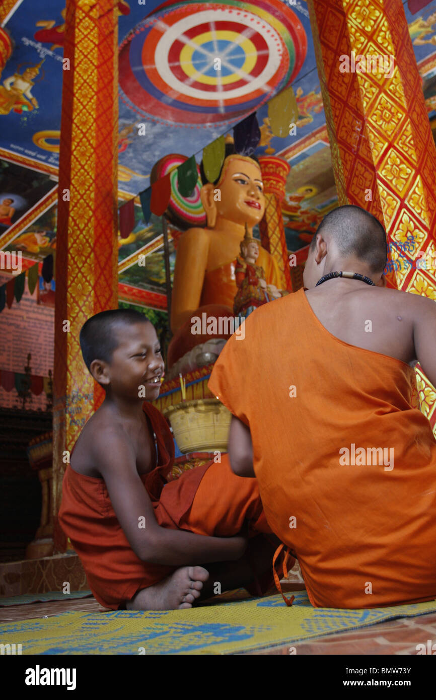 Les jeunes moines bouddhistes dans un temple de Lolei, Angkor, Cambodge Banque D'Images