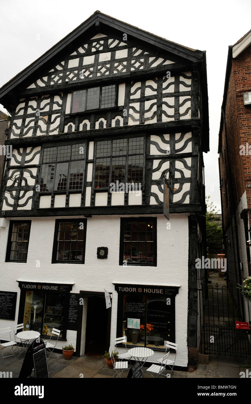 Noir et blanc tudor bois bâtiment dans Chester Banque D'Images