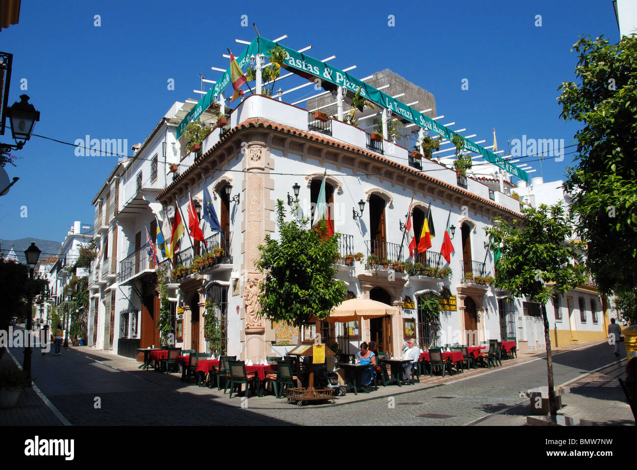 Restaurant sur coin de rue, Marbella, Costa del Sol, la province de Malaga, Andalousie, Espagne, Europe de l'Ouest. Banque D'Images