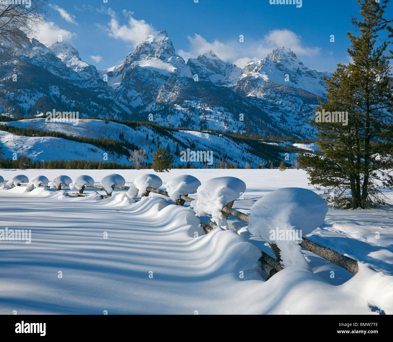 Parc National de Grand Teton, Wyoming enneigés des ligne de clôture avec les sommets de la chaîne Teton dans la lumière d'hiver Banque D'Images