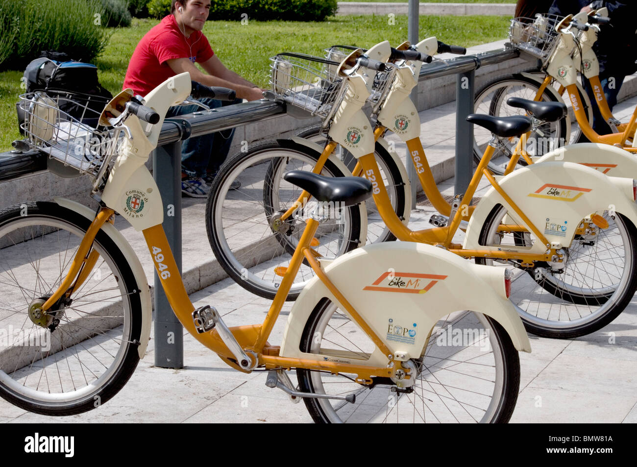 Kiosque à vélos devant la gare centrale, la gare centrale de Milan, en Italie, une initiative du gouvernement de la ville. Banque D'Images