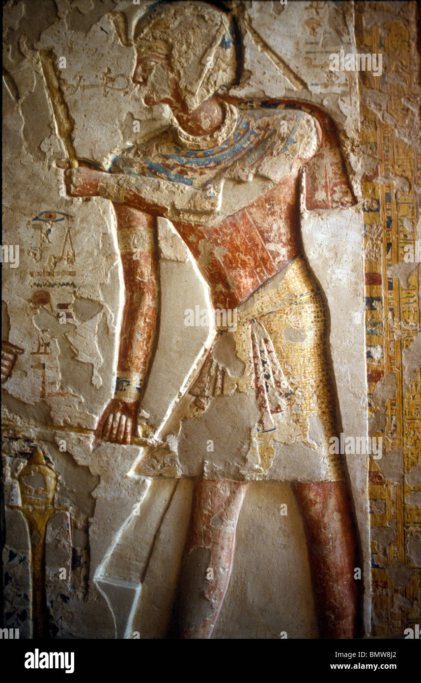 Bas-relief peint montrant la robe masculine pendant l'ère pharaonique, Egypte Banque D'Images