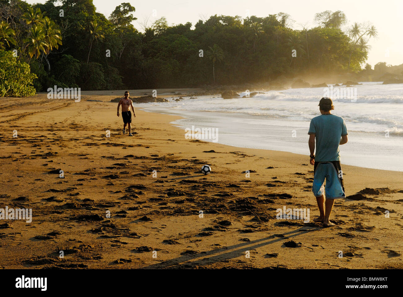 Le football sur la plage, péninsule d'Osa, au Costa Rica Banque D'Images