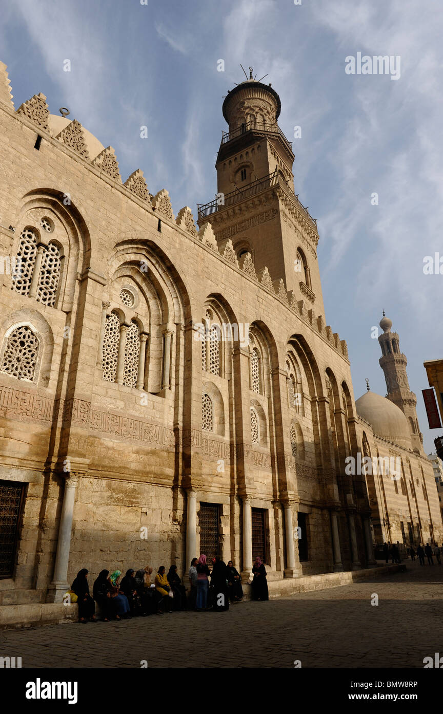 Chers musulmans assis à l'extérieur de l'une des nombreuses mosquées au Caire islamique, scène tôt le matin , le Caire islamique , le Caire , Egypte Banque D'Images