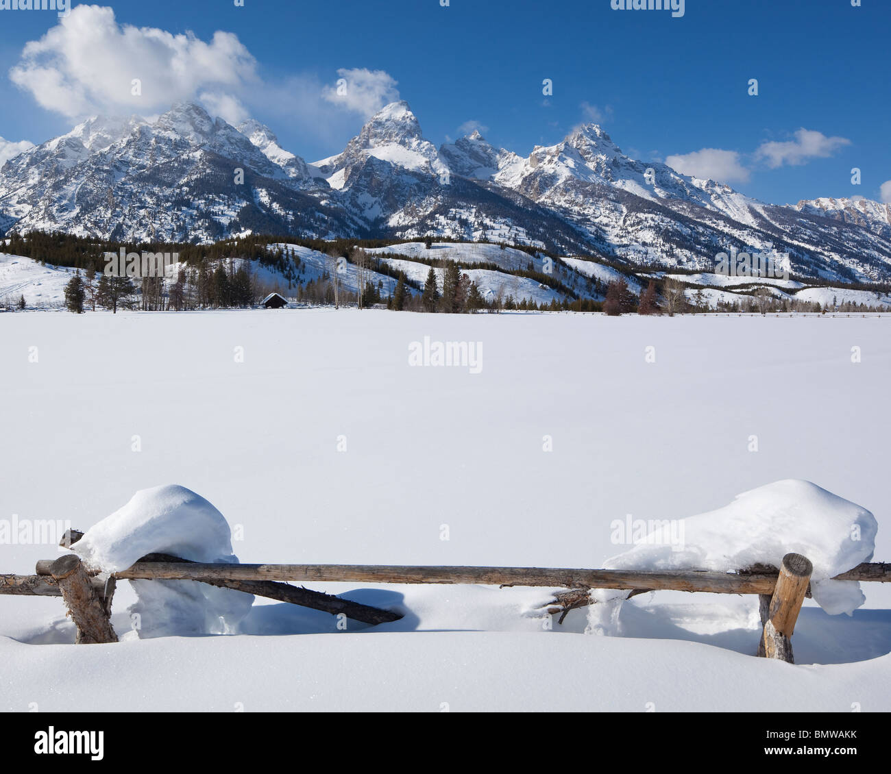 Parc National de Grand Teton, Wyoming enneigés des ligne de clôture avec les sommets de la chaîne Teton dans la lumière d'hiver Banque D'Images