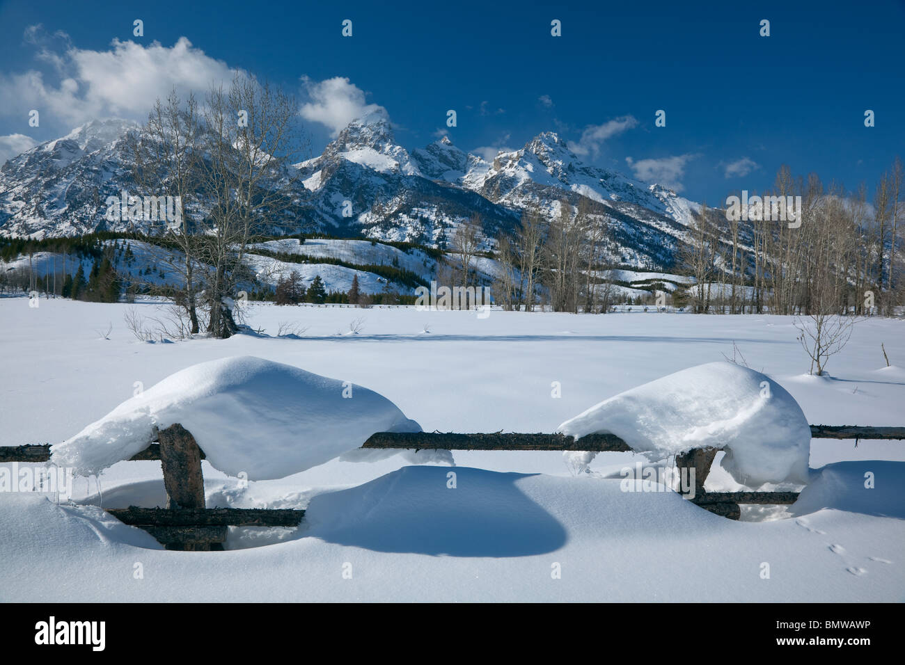 Parc National de Grand Teton, Wyoming enneigés des ligne de clôture avec les sommets de la chaîne Teton dans la lumière d'hiver Banque D'Images