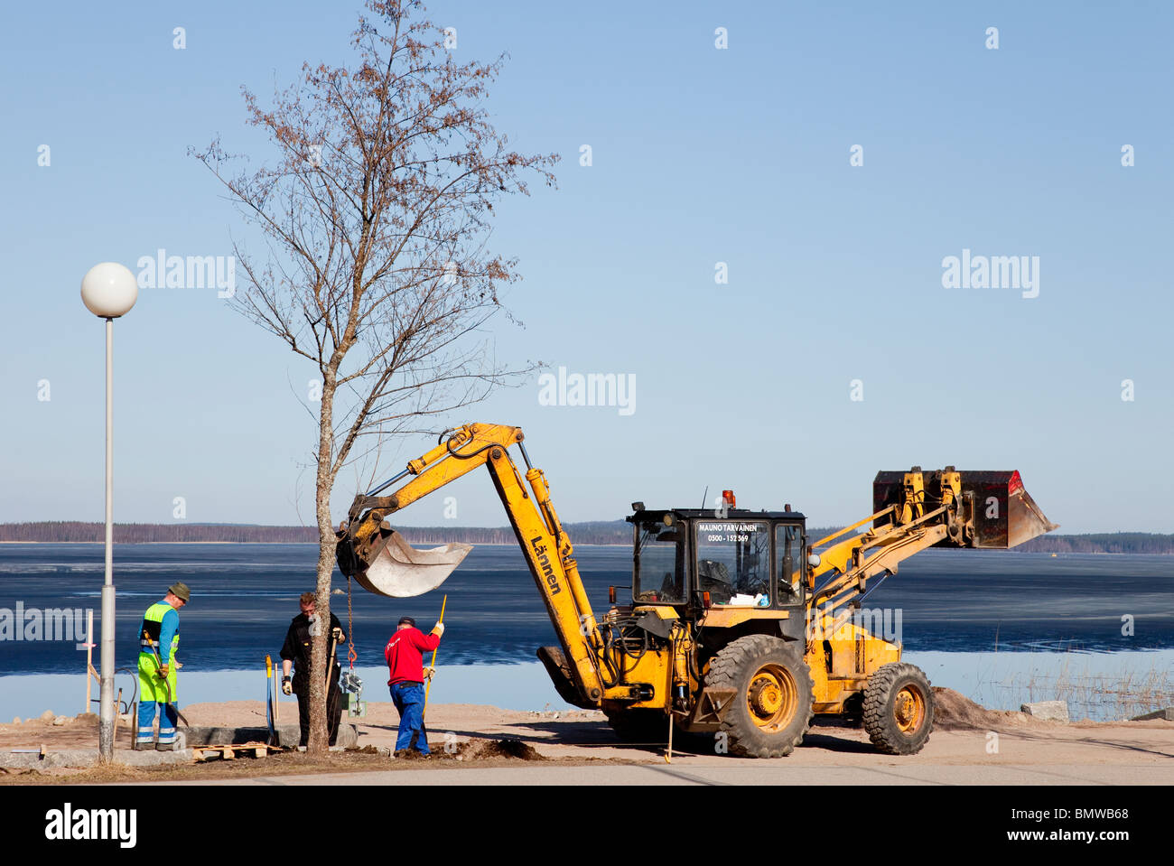 Les travailleurs communaux construire une passerelle au bord du lac , Finlande Banque D'Images