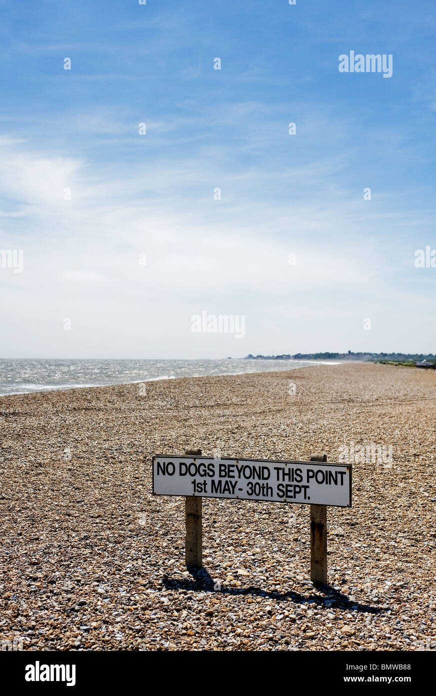 Un panneau interdisant les chiens de la plage de Thorpeness à Suffolk. Banque D'Images