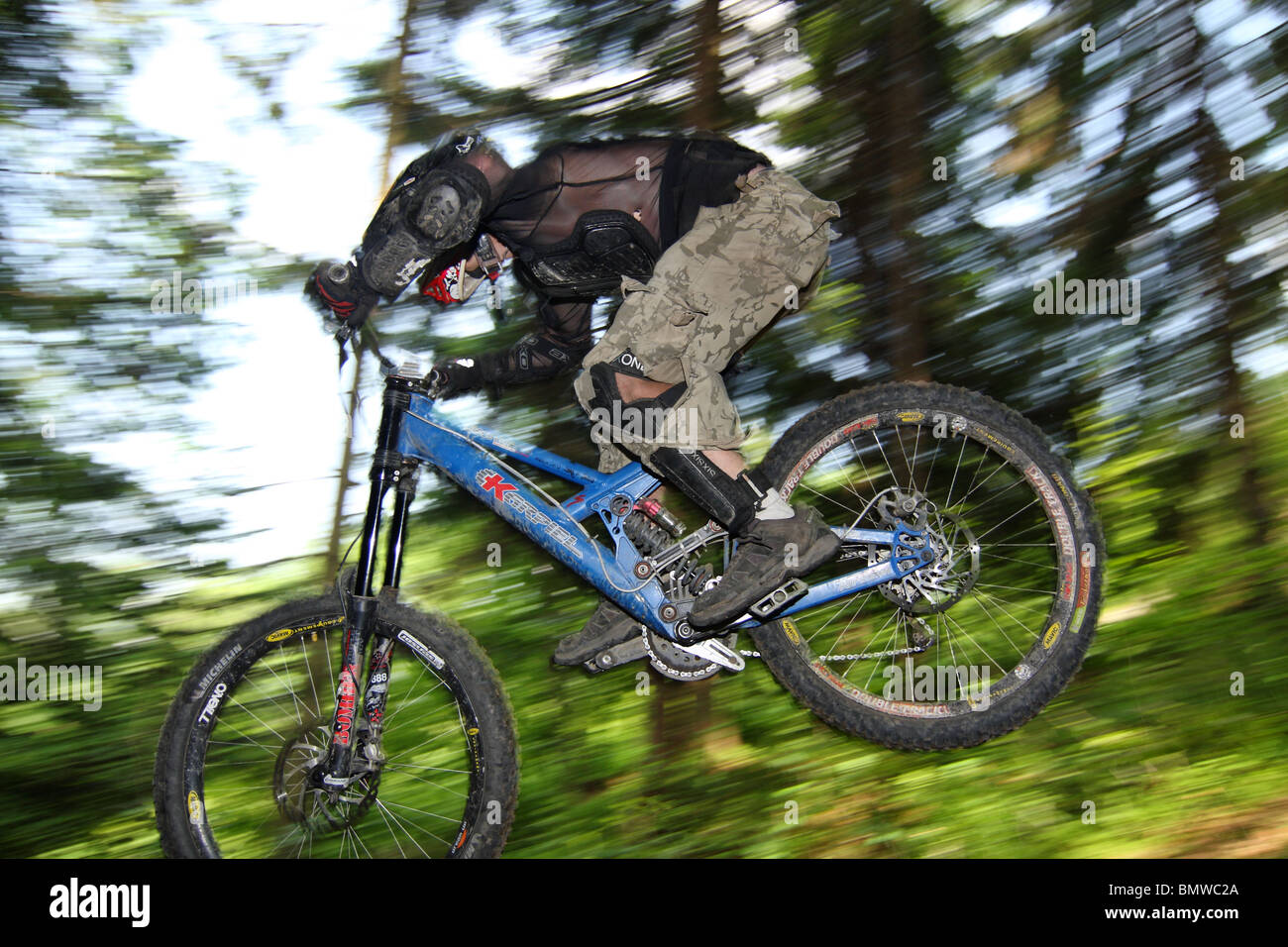 Vélo de montagne vtt de descente au cours de la race à Szczyrk, montagnes des Beskides, en Pologne. Banque D'Images