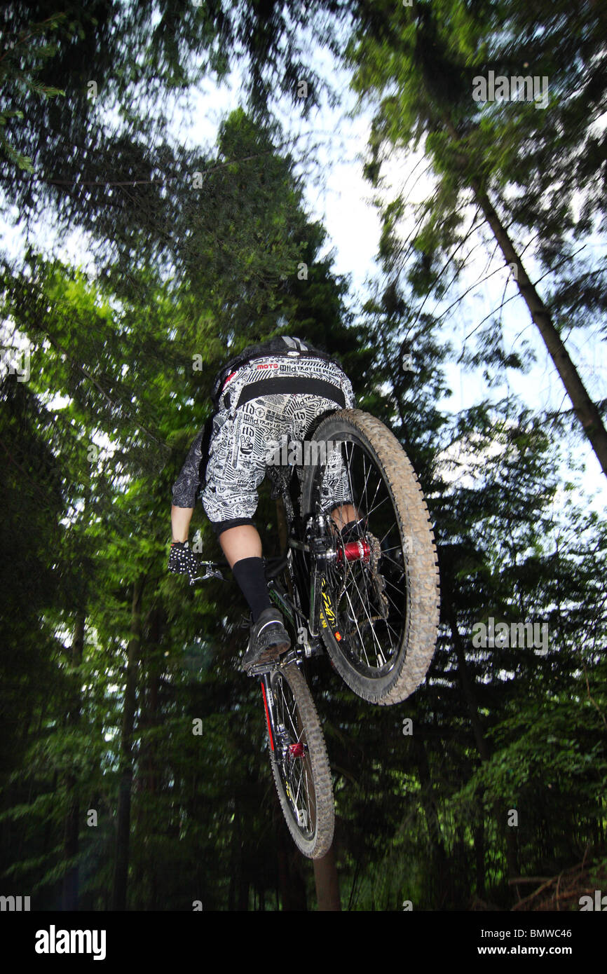 Vélo de montagne vtt de descente au cours de la race à Szczyrk, montagnes des Beskides, en Pologne. Banque D'Images