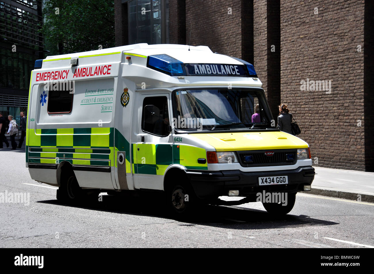 Ambulance sur appel, New Fetter Street, City of London, Greater London, Angleterre, Royaume-Uni Banque D'Images
