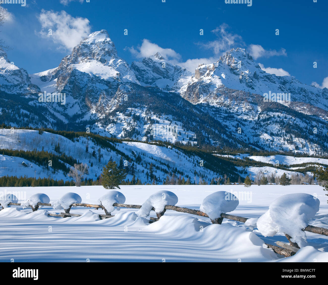 Parc National de Grand Teton, Wyoming : enneigés des ligne de clôture avec les sommets de la chaîne Teton dans la lumière d'hiver Banque D'Images