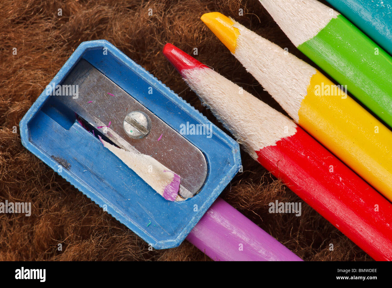 Gros plan du taille-crayon et crayons de couleur. Banque D'Images