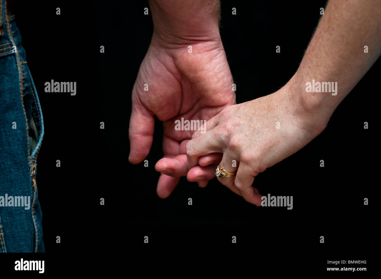 Libre d'un couple se tenant la main. L'amour,la tendresse,le concept d'engagement. Conceptuel. Banque D'Images