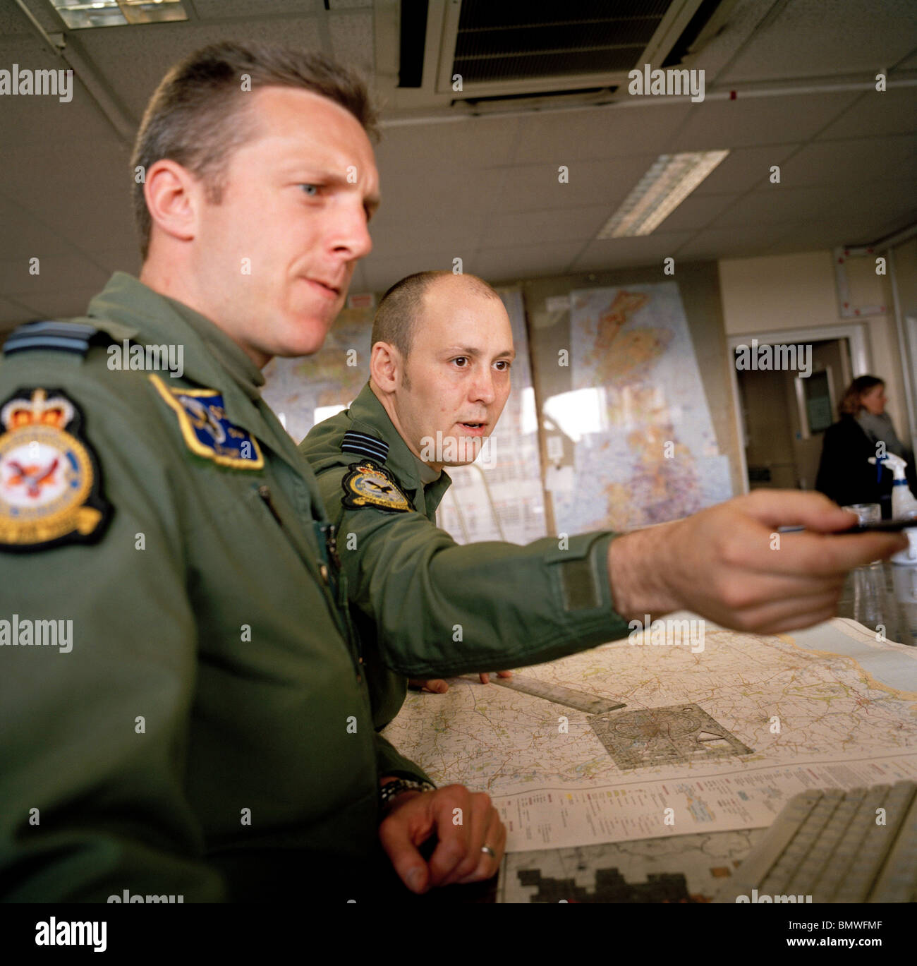 Les pilotes de chasse de la RAF se préparer à sortie de l'air de la salle d'équipage RAF Wittering. Banque D'Images