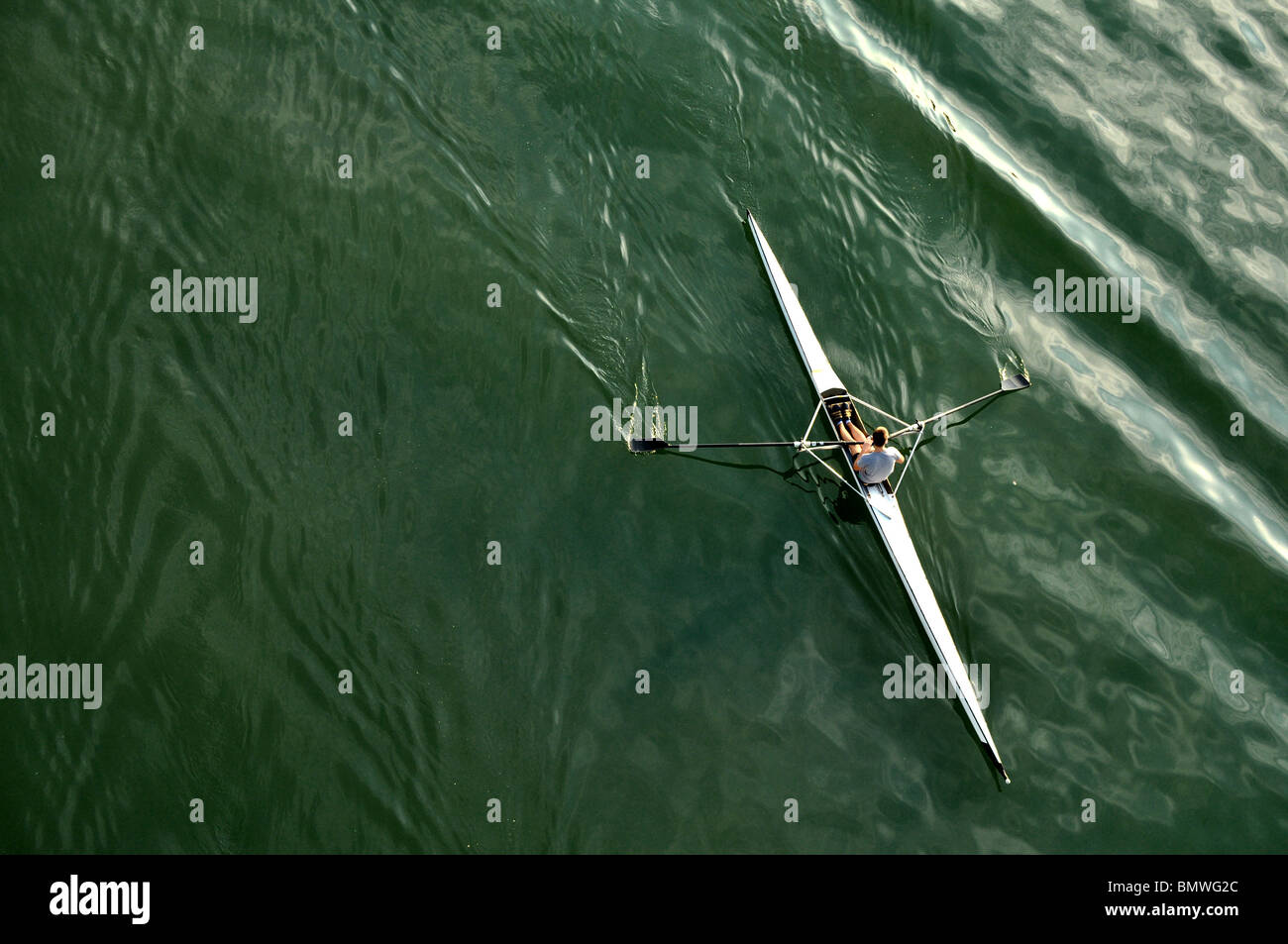 Image d'un jeune homme l'aviron en kayak sur la rivière Banque D'Images