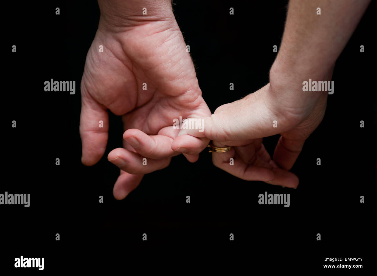 Libre de droit d'un homme et femme avec les mains d'entrebarrage pinky  doigts contre un fond noir. Découpe. Concept L'amour, de tendresse, de  l'engagement Photo Stock - Alamy