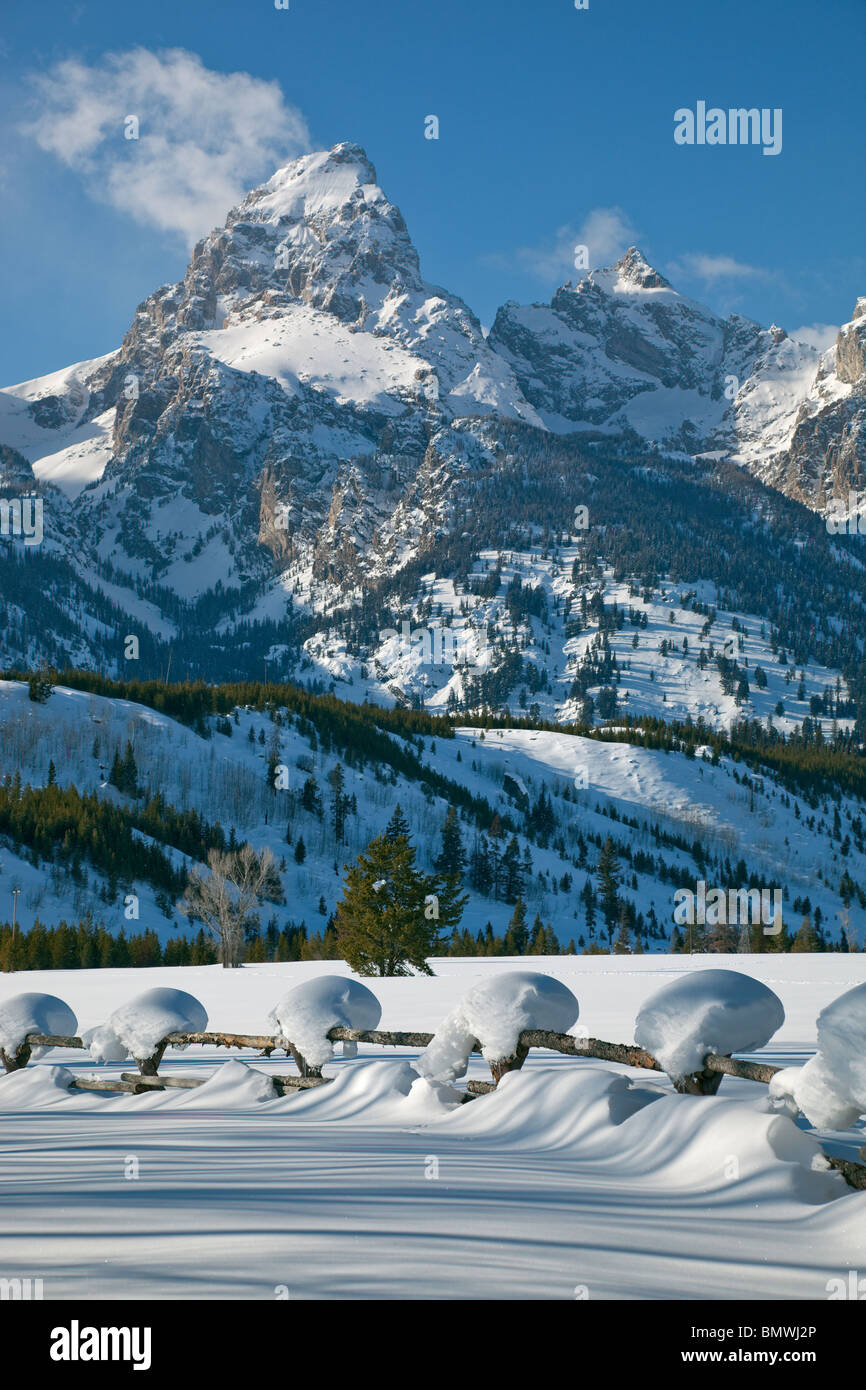 Parc National de Grand Teton, Wyoming enneigés des ligne de clôture avec les sommets de la chaîne Teton dans la lumière d'hiver Banque D'Images