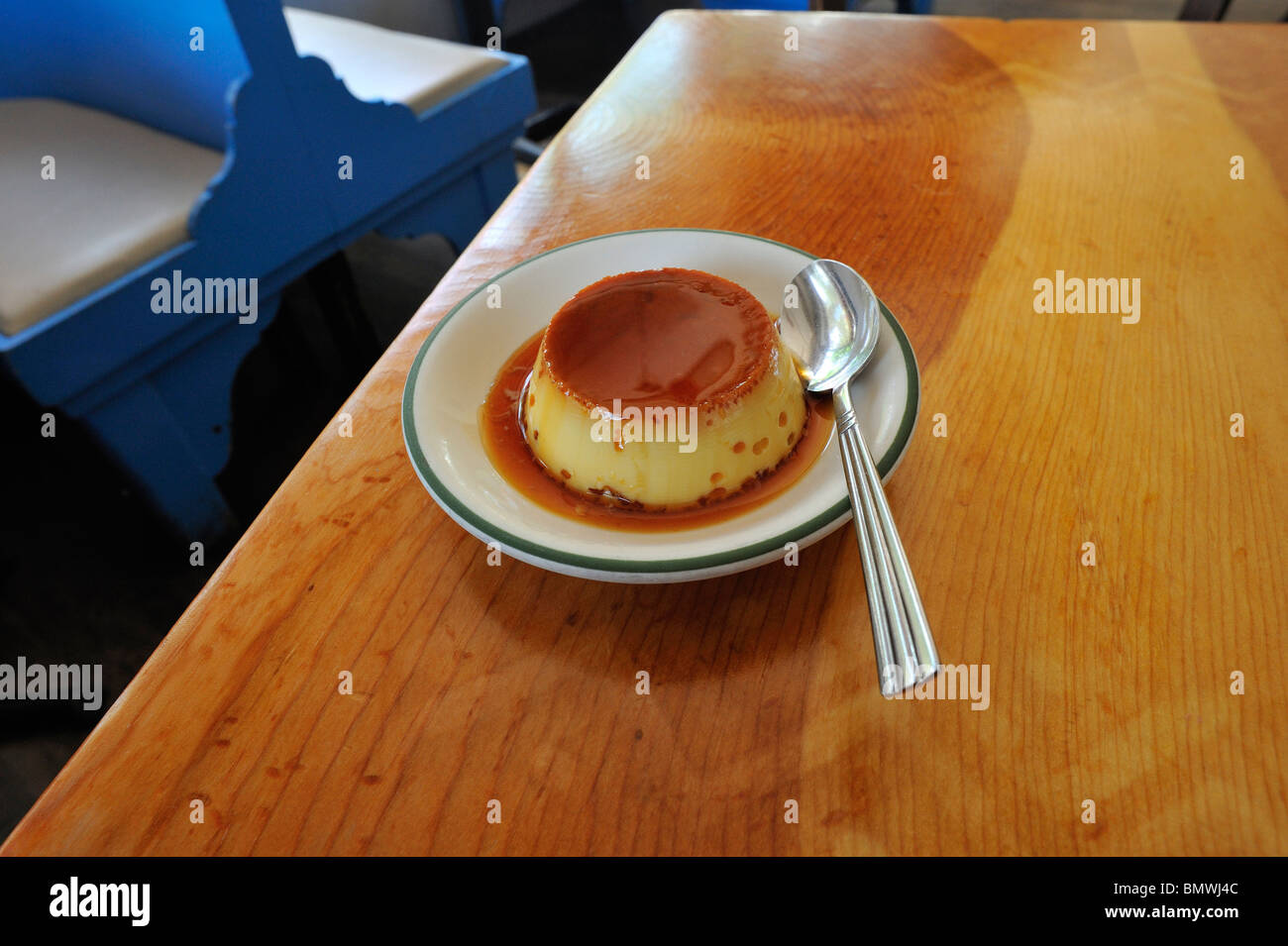 Une crème caramel flan ou sur une table en bois dans un restaurant Banque D'Images
