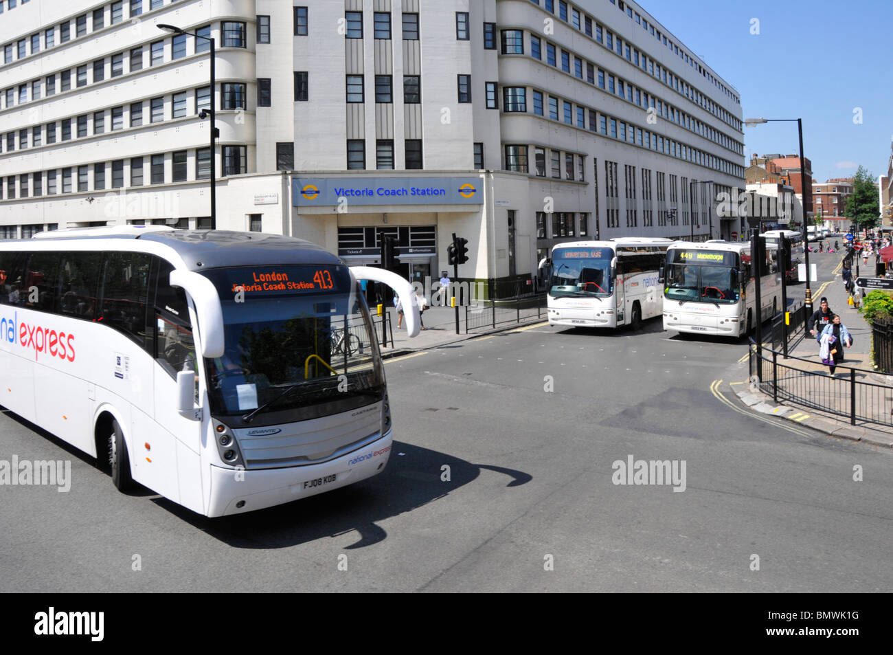 Trois bus National Express à l'extérieur de Victoria Coach Station Banque D'Images