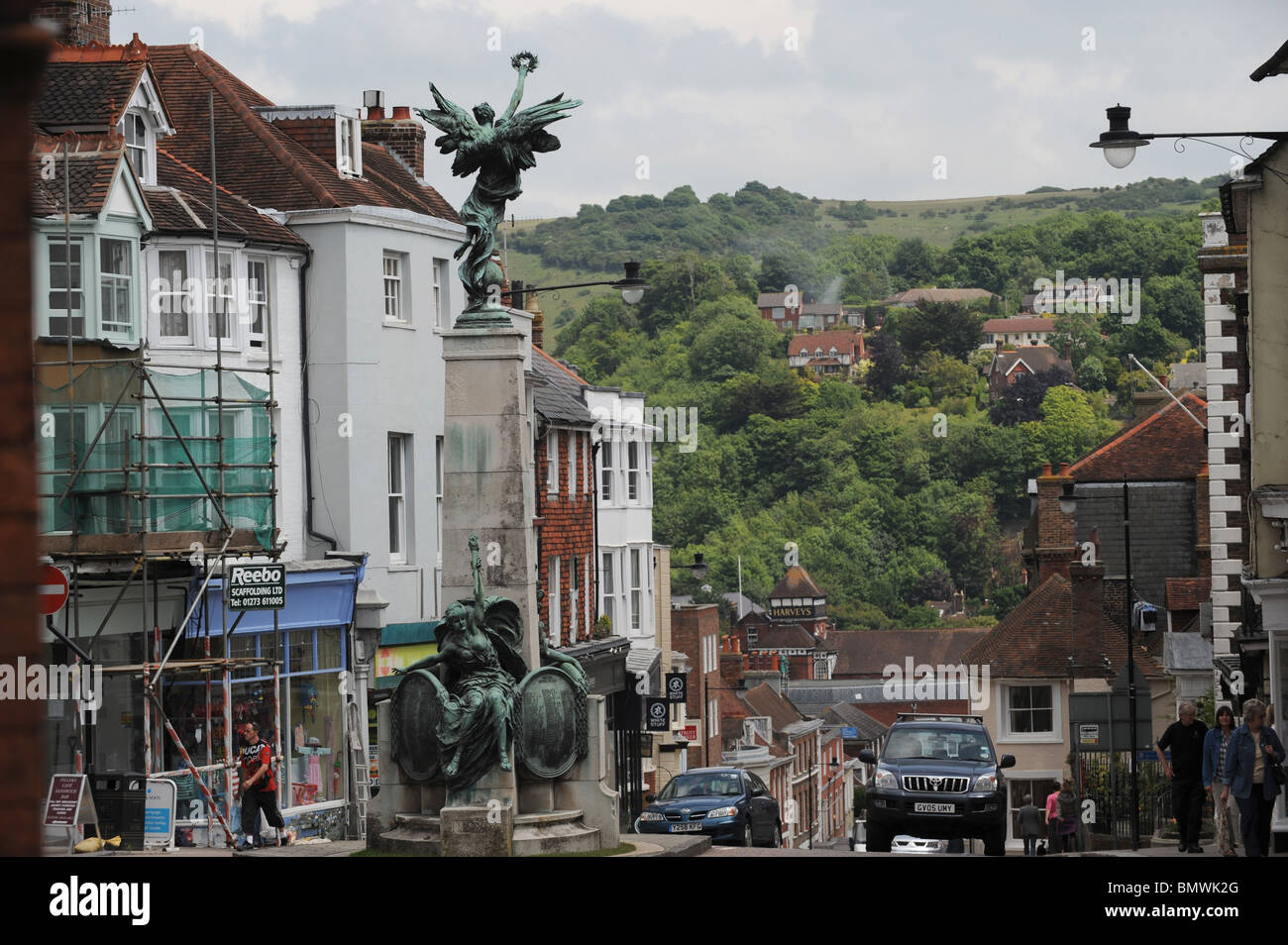 Le centre-ville de Lewes, East Sussex UK avec War Memorial en premier plan Banque D'Images